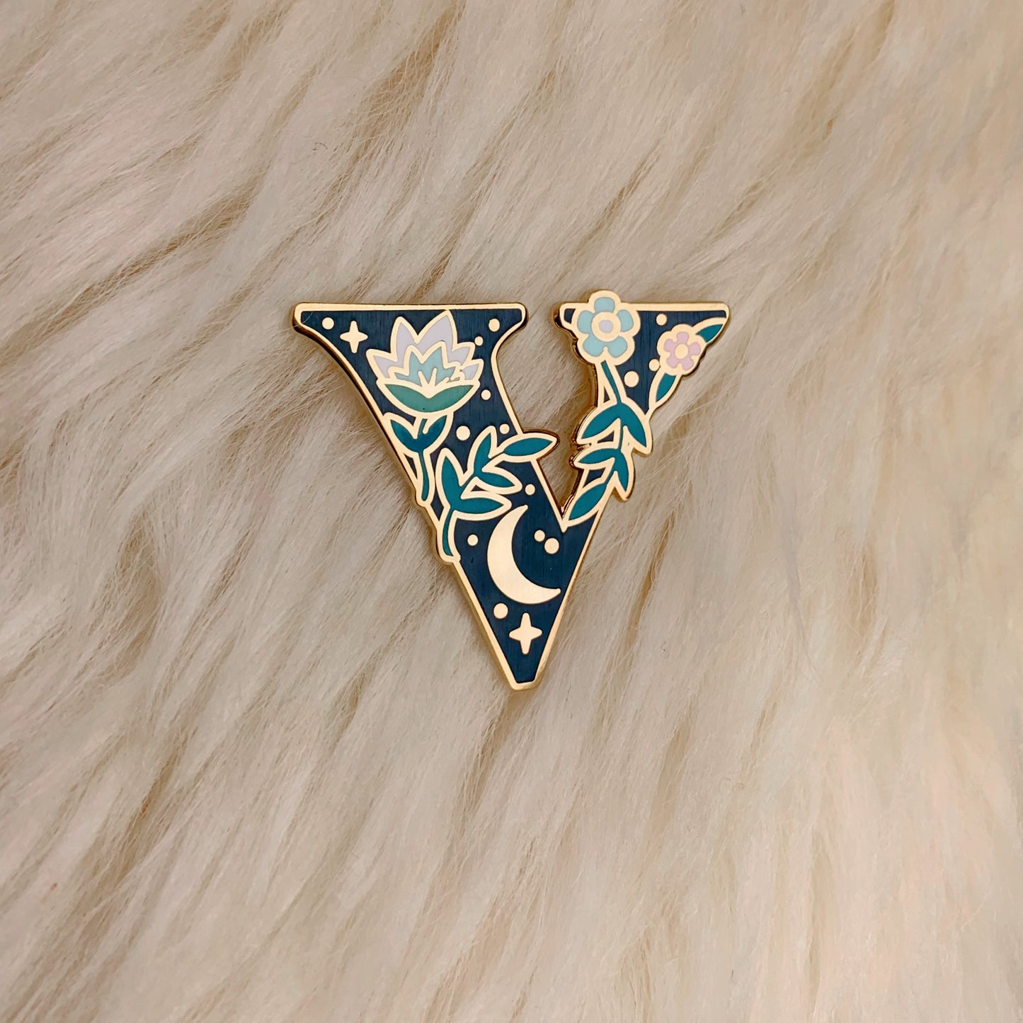 AC00264-MLT-OS - Botanical Letter Enamel Pin,  V