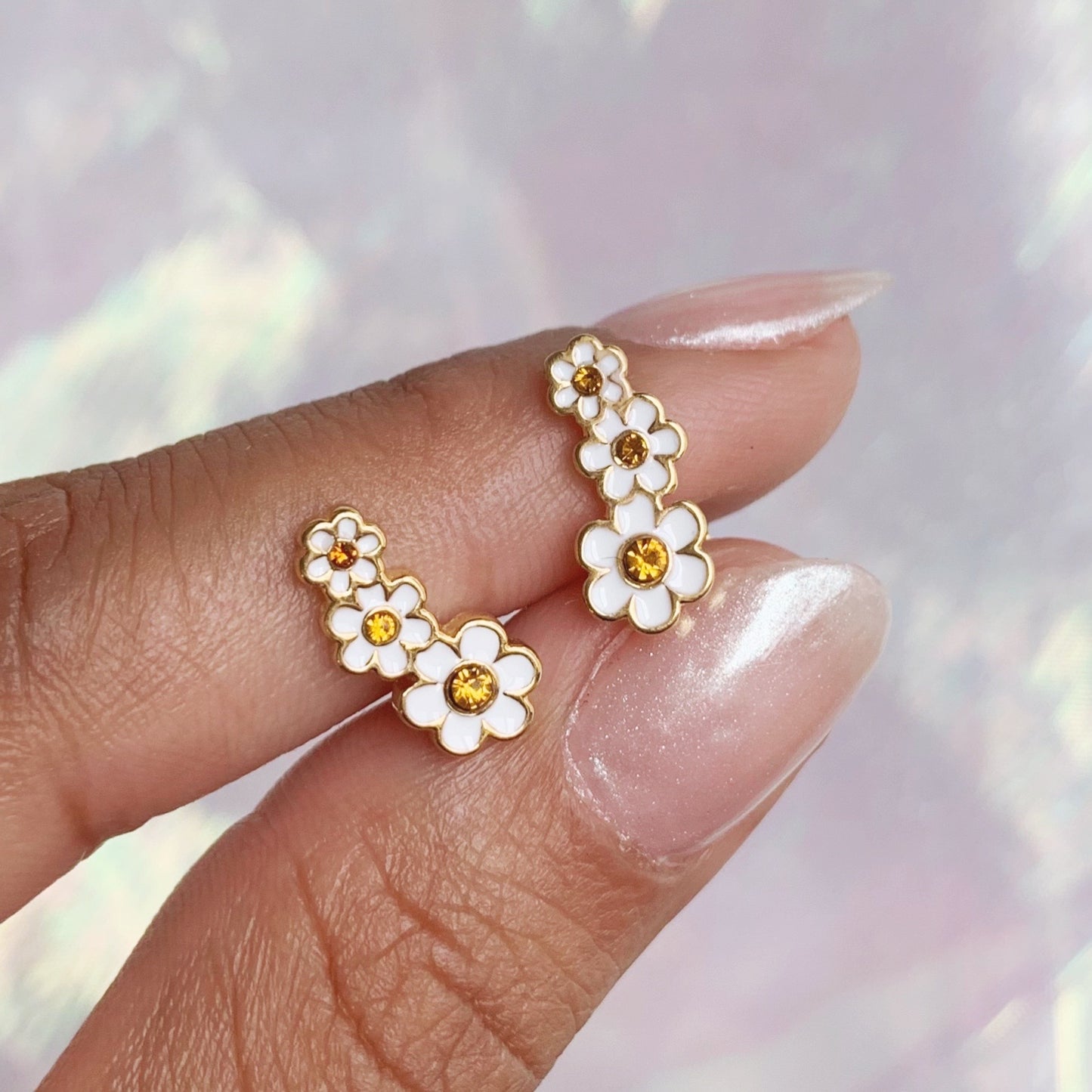 JW01005-GLD-OS - Daisy Chain Stud Earrings - Wildflower + Co hand - scale