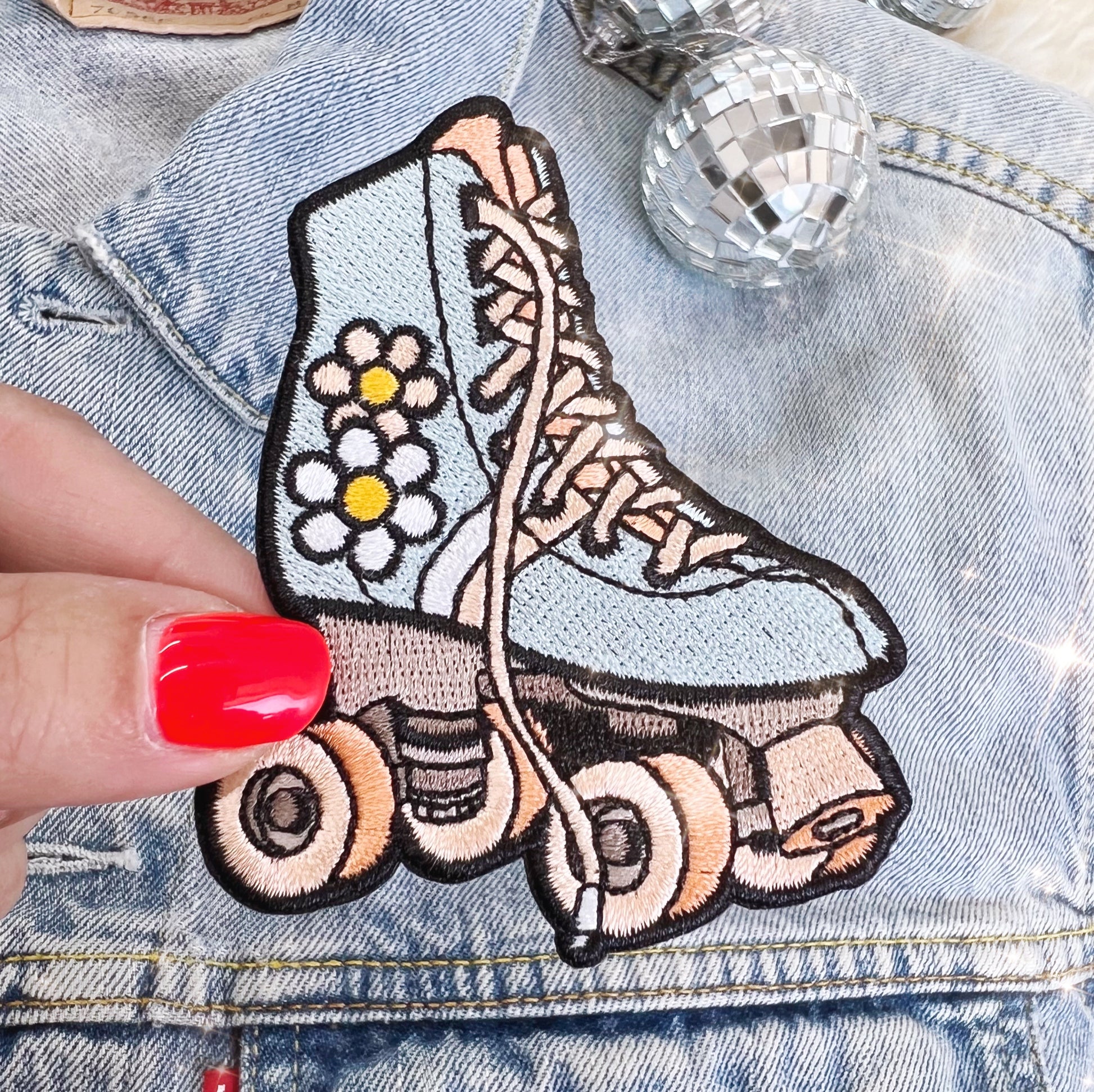 TR00622-MLT-OS Rollerskate Patch - Rainbow - Wildflower + Co (1) daisy retro in hand