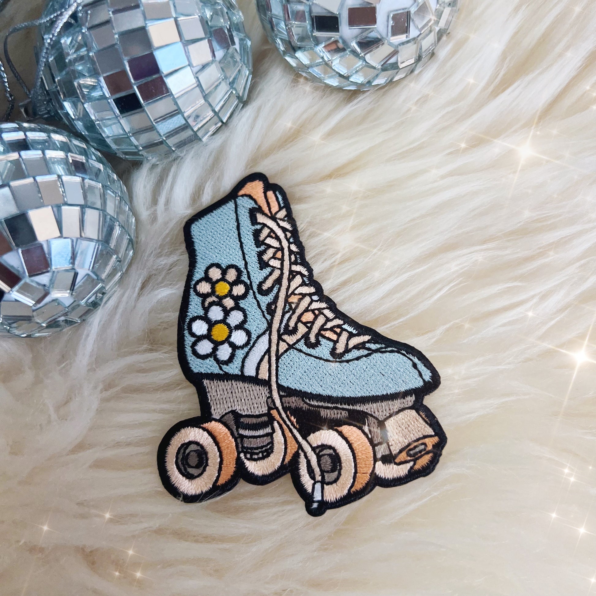 TR00622-MLT-OS Rollerskate Patch - Rainbow - Wildflower + Co daisy retro in hand