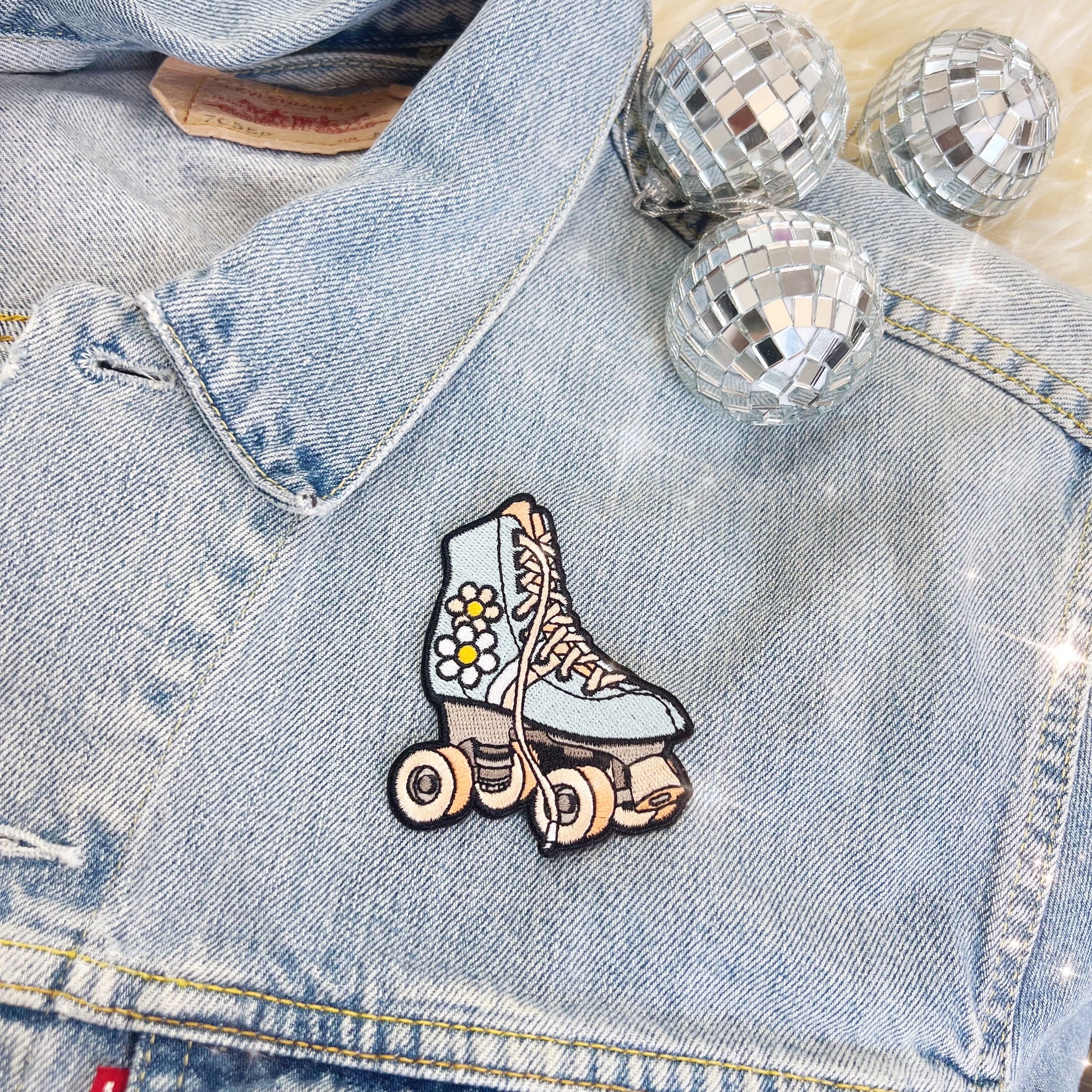 TR00622-MLT-OS Rollerskate Patch - Rainbow - Wildflower + Co (1) daisy retro on jacket